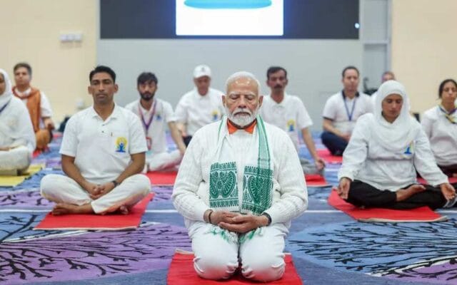 ‘ആരോഗ്യകരമായ വാർദ്ധക്യത്തിന് യോഗ’; കൊൽക്കത്തയിലെ റെഡ് റോഡിൽ യോഗ ദിനാചരണത്തിന് നേതൃത്വം നൽകി പ്രധാനമന്ത്രി