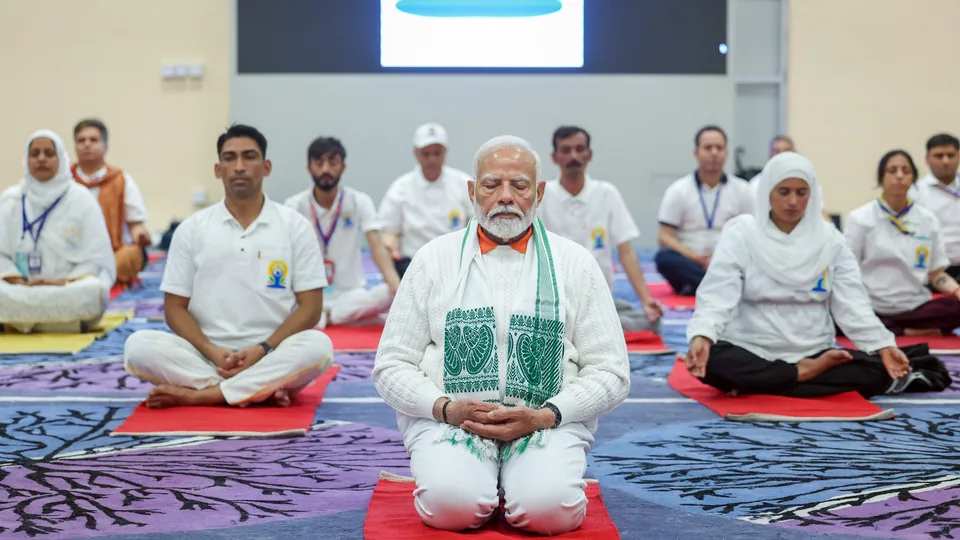 ‘ആരോഗ്യകരമായ വാർദ്ധക്യത്തിന് യോഗ’; കൊൽക്കത്തയിലെ റെഡ് റോഡിൽ യോഗ ദിനാചരണത്തിന് നേതൃത്വം നൽകി പ്രധാനമന്ത്രി