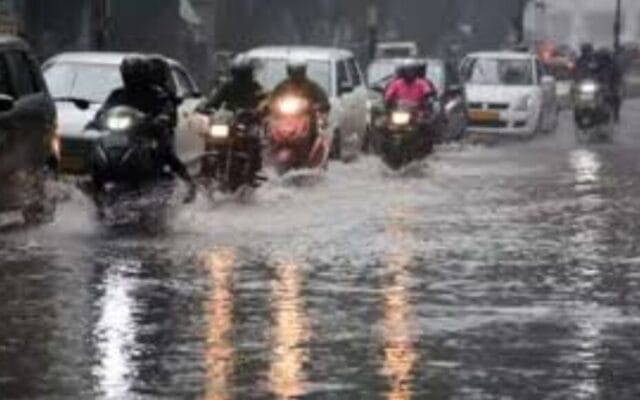 സംസ്ഥാനത്ത് വരും ദിവസങ്ങളിലും ശക്തമായ മഴ; നാളെ മൂന്ന് ജില്ലകളിൽ ഓറഞ്ച്​ അലർട്ട്, ശക്തമായ കാറ്റിനും ഇടിമിന്നലിനും സാധ്യത