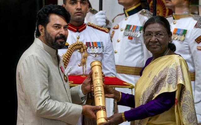 പദ്മഭൂഷൺ ബഹുമതി ഏറ്റുവാങ്ങി മമ്മൂട്ടി