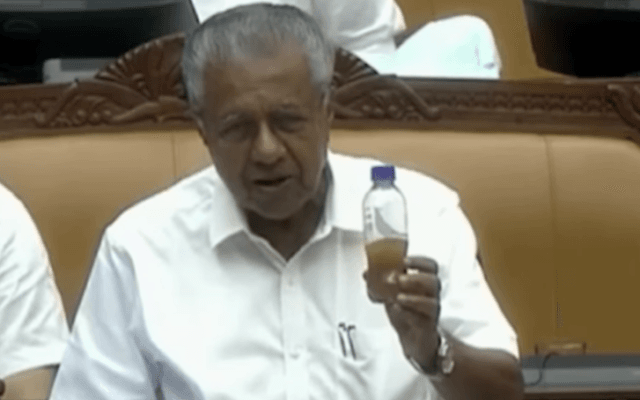 ജലപീരങ്കി;മലിനജലമെന്നാരോപിച്ച് വെള്ളക്കുപ്പിയുമായി പ്രതിപക്ഷ നേതാവ് സഭയിൽ