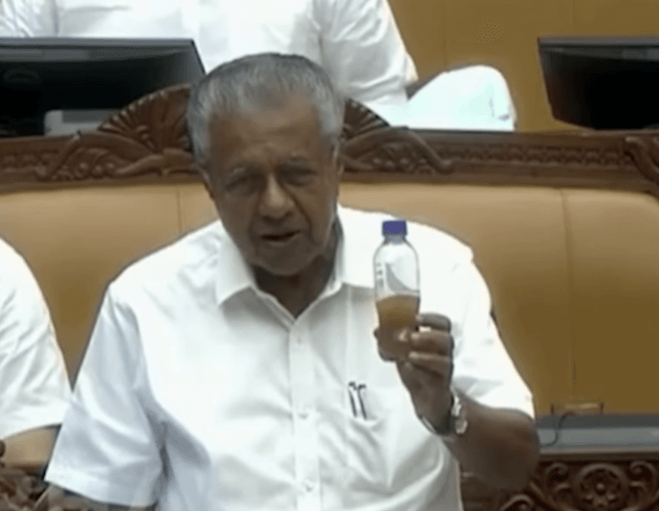 ജലപീരങ്കി;മലിനജലമെന്നാരോപിച്ച് വെള്ളക്കുപ്പിയുമായി പ്രതിപക്ഷ നേതാവ് സഭയിൽ
