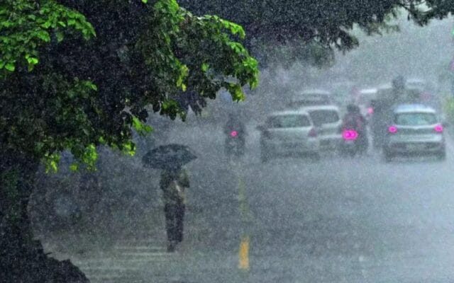 വടക്കൻ കേരളത്തിൽ അതിശക്തമായ മഴ തുടരുന്നു; ഇന്ന് രണ്ടിടത്ത് ഓറഞ്ച് അലർട്ട്, കടൽ പ്രക്ഷുബ്ധം
