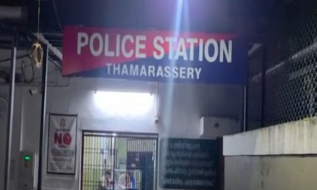 സ്കൂളിൽ ചാരായമെത്തിച്ച സംഭവം: രഹസ്യകേന്ദ്രങ്ങളിൽ നിന്ന് മദ്യം കടത്താൻ രണ്ടാനച്ഛൻ തന്നെ നിർബന്ധിച്ച് ഉപയോഗിച്ചിരുന്നതായി വിദ്യാർത്ഥി;കുട്ടിക്ക് നേരെ ക്രൂരമായ ശാരീരിക ഉപദ്രവങ്ങളും; സ്കൂളിൽ ഇന്റർവെൽ സമയത്ത് വിദ്യാർത്ഥികൾ മദ്യം കഴിച്ചെന്ന വെളിപ്പെടുത്തലുമായി പിടിഎ പ്രസിഡന്റ്; ഞെട്ടിക്കുന്ന വിവരങ്ങൾ പുറത്ത്