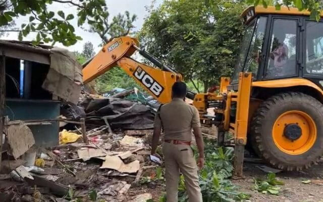 ലഹരിവസ്തുക്കൾ വിൽപന നടത്തിയ കട പോലീസ് ബുൾഡോസർ ഉപയോഗിച്ച് ഇടിച്ചുനിരത്തി