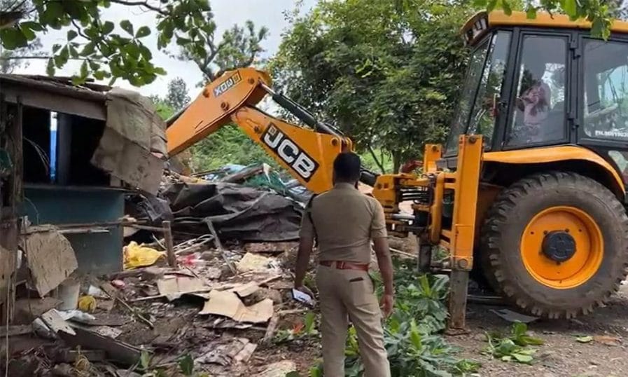 ലഹരിവസ്തുക്കൾ വിൽപന നടത്തിയ കട പോലീസ് ബുൾഡോസർ ഉപയോഗിച്ച് ഇടിച്ചുനിരത്തി