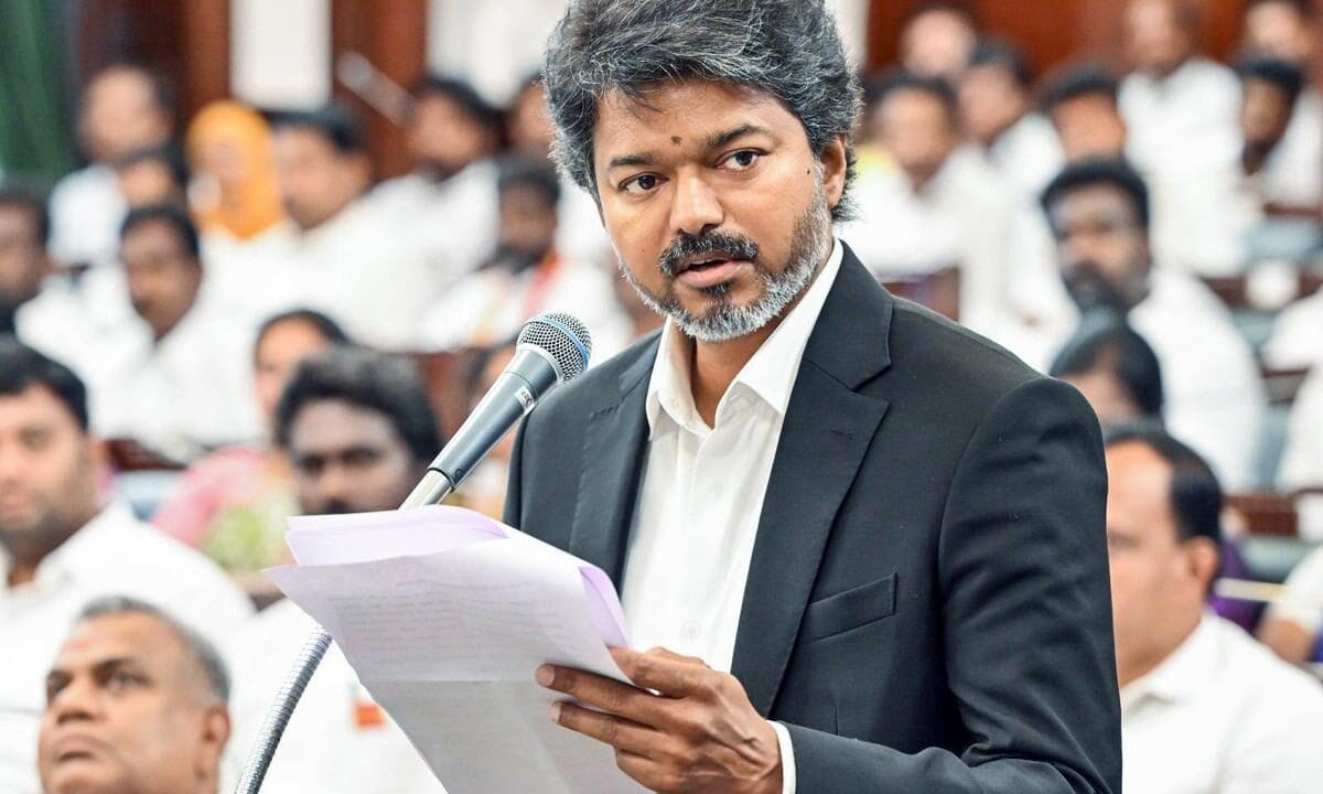 കരൂർ ദുരന്തത്തിന് ശേഷം ആദ്യമായി വിജയ് ഇന്ന് കരൂരിൽ; മരിച്ചവരുടെ കുടുംബങ്ങൾക്ക് സർക്കാർ ജോലി ഉത്തരവ് കൈമാറും