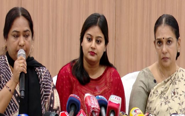 ‘ശ്വേതയുടേത് കുറുക്കുവഴി, ലക്ഷ്യം വർഗീയ ധ്രുവീകരണം’; അമ്മയിലെ തർക്കത്തിൽ ശ്വേതാ മേനോനെതിരെ കടുത്ത ആരോപണങ്ങളുമായി നടിമാർ