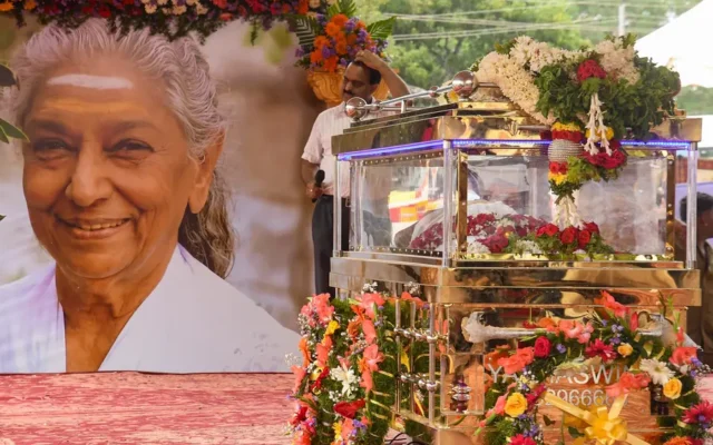 നിശബ്ദമായി ആ ജാനകീനാദം;ഔദ്യോഗിക ബഹുമതികളോടെ സംസ്കാരച്ചടങ്ങുകൾ നടന്നു