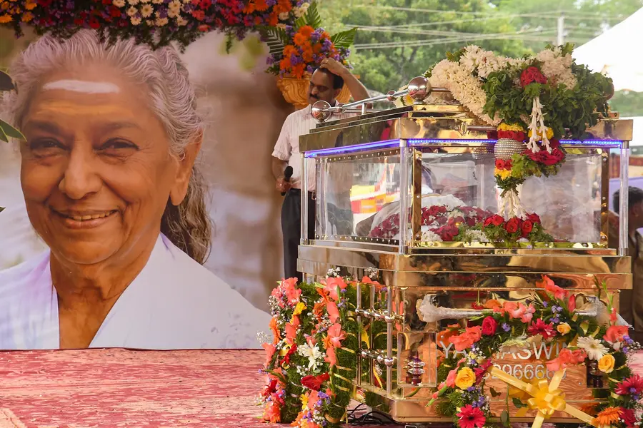 നിശബ്ദമായി ആ ജാനകീനാദം;ഔദ്യോഗിക ബഹുമതികളോടെ സംസ്കാരച്ചടങ്ങുകൾ നടന്നു