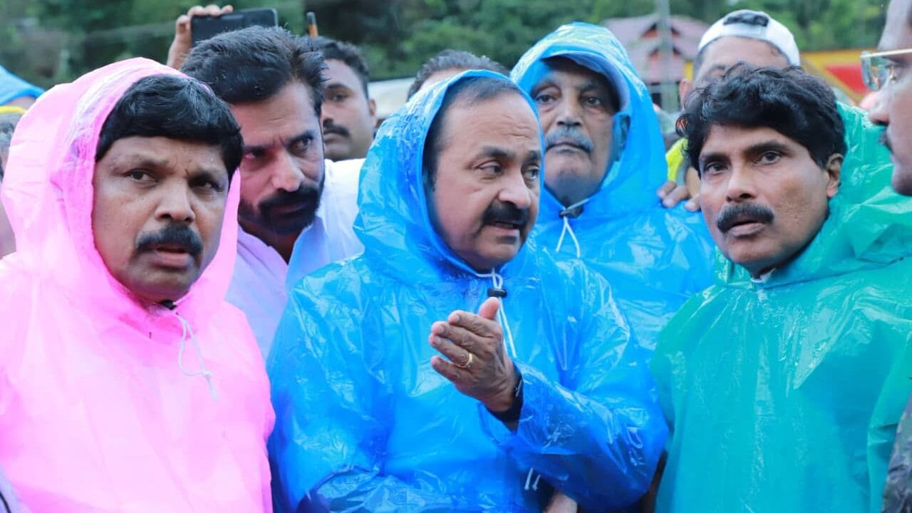 വയനാട് കള്ളാടി മണ്ണിടിച്ചിൽ: ദുരന്തമേഖല സന്ദർശിച്ച് മുഖ്യമന്ത്രി വി.ഡി. സതീശൻ