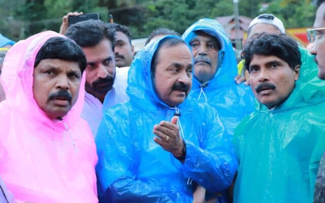 വയനാട് കള്ളാടി മണ്ണിടിച്ചിൽ: ദുരന്തമേഖല സന്ദർശിച്ച് മുഖ്യമന്ത്രി വി.ഡി. സതീശൻ