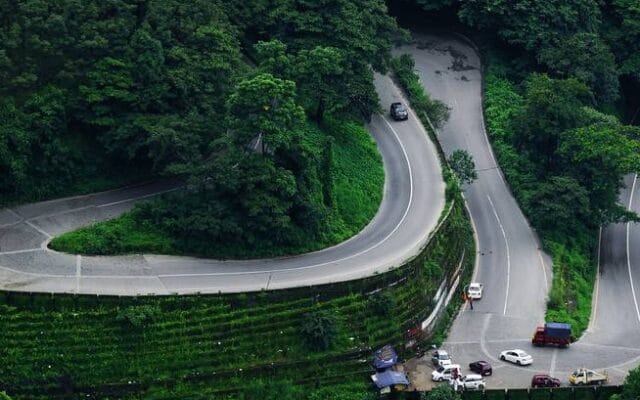 ഗതാഗതക്കുരുക്ക് രൂക്ഷം: താമരശ്ശേരി ചുരത്തിൽ കർശന നിയന്ത്രണങ്ങളുമായി ട്രാഫിക് പൊലീസ്