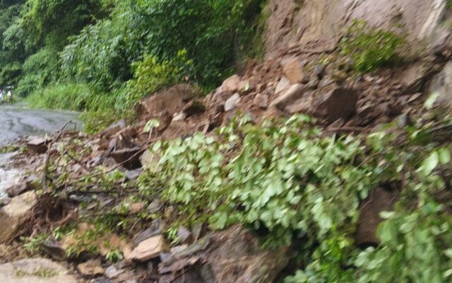 പാൽച്ചുരം റോഡിൽ മണ്ണിടിച്ചിൽ: വാഹനങ്ങൾ വഴിതിരിച്ചുവിടുന്നു