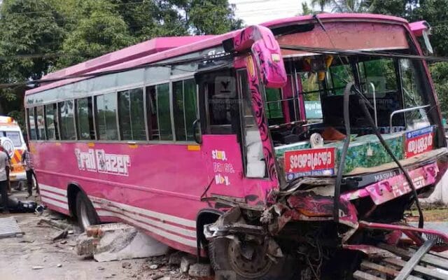 കുന്നംകുളത്ത് നിയന്ത്രണം വിട്ട സ്വകാര്യ ബസ് ഇടിച്ച് അപകടം; രണ്ടുപേർ മരിച്ചു, നിരവധി പേർക്ക് പരുക്ക്