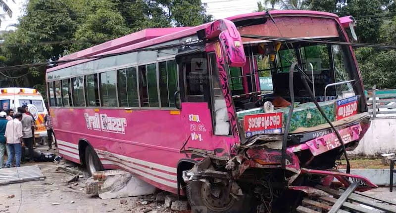 കുന്നംകുളത്ത് നിയന്ത്രണം വിട്ട സ്വകാര്യ ബസ് ഇടിച്ച് അപകടം; രണ്ടുപേർ മരിച്ചു, നിരവധി പേർക്ക് പരുക്ക്