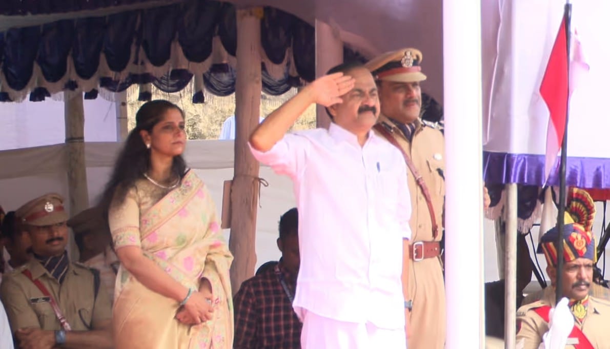 സ്വാതന്ത്ര്യദിനത്തിൽ സംസ്ഥാനത്തും വിപുലമായ ചടങ്ങുകൾ: തലസ്ഥാനത്ത് മുഖ്യമന്ത്രി വി.ഡി. സതീശൻ ദേശീയ പതാക ഉയർത്തി