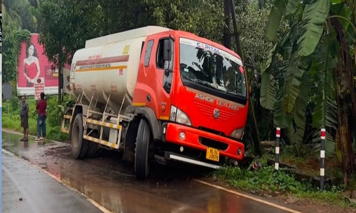 കേളകത്ത് പെട്രോൾ ടാങ്കർ ഓടയിലേക്ക് ചരിഞ്ഞു; ആളപായമില്ല, ഗതാഗതം ഭാഗികമായി തടസ്സപ്പെട്ടു