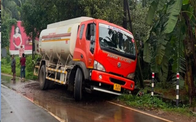 കേളകത്ത് പെട്രോൾ ടാങ്കർ ഓടയിലേക്ക് ചരിഞ്ഞു; ആളപായമില്ല, ഗതാഗതം ഭാഗികമായി തടസ്സപ്പെട്ടു
