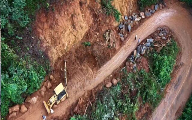 ഉരുൾപൊട്ടലിൽ തകർന്ന് മലയോരം: 15-ലേറെയിടങ്ങളിൽ ഉരുൾപൊട്ടൽ, തകർന്നടിഞ്ഞ് റോഡുകൾ, ചെറുപുഴയിലെ നാശനഷ്ടങ്ങൾ തിട്ടപ്പെടുത്താൻ ഡ്രോൺ സർവേയുമായി പൊതുമരാമത്ത് വകുപ്പ്