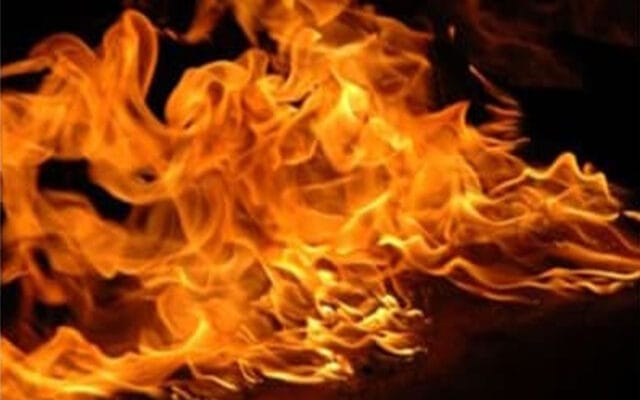 വിവാഹമോചന കേസിന് പിന്നാലെ പ്രതികാരം: പയ്യന്നൂര്‍ കരിവെള്ളൂരിൽ ഭാര്യയെ പെട്രോളൊഴിച്ച് തീ കൊളുത്തി, 3 പേർക്ക് പൊള്ളലേറ്റു