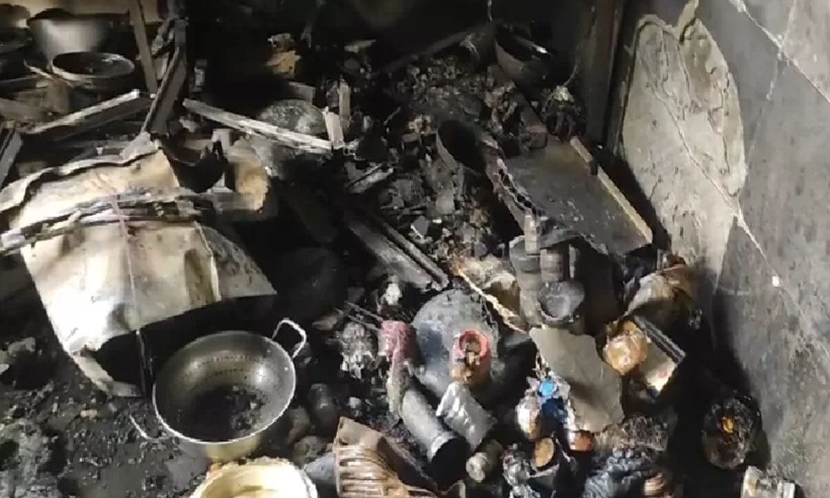 തൃക്കരിപ്പൂരിൽ പാചകവാതക സിലിണ്ടർ പൊട്ടിത്തെറിച്ചു; വീടിന്റെ ഉൾഭാഗം കത്തിനശിച്ചു, വൻ ദുരന്തം ഒഴിവായത് തലനാരിഴയ്ക്ക്