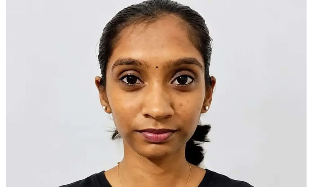 ബസിൽനിന്ന് തെറിച്ചുവീണു മരിച്ച ഗൗരിക്ക് കണ്ണീരോടെ നാടിന്റെ വിട; പഠനത്തിലും കലാകായിക രംഗങ്ങളിലും മിടുക്കി, ക്യാമ്പസിലെ എല്ലാ പ്രവർത്തനങ്ങളിലും സജീവ പങ്കാളി കണ്ണീരണിഞ്ഞ് കോങ്ങാട്; തളർന്നുവീണ് സഹപാഠികൾ