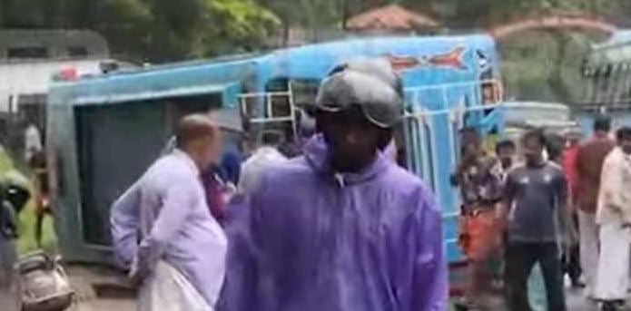 കല്ല്യാശ്ശേരിയിൽ സ്വകാര്യ ബസ് മറിഞ്ഞു: നിരവധി യാത്രക്കാർക്ക് പരിക്ക്
