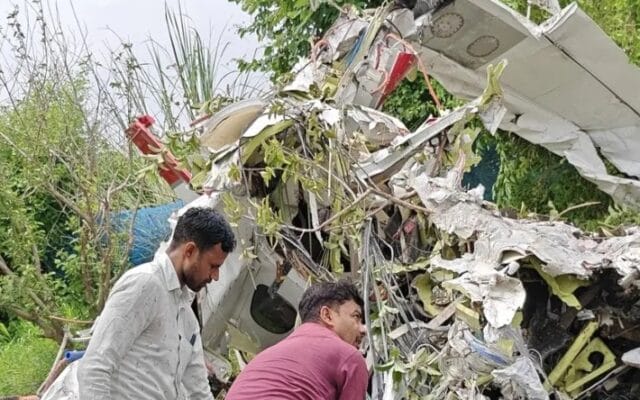 കാൺപൂരിൽ പരിശീലന വിമാനം തകർന്നു വീണു: പൈലറ്റും കോ-പൈലറ്റും മരിച്ചു