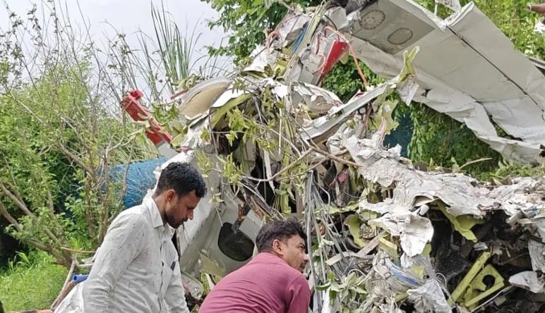 കാൺപൂരിൽ പരിശീലന വിമാനം തകർന്നു വീണു: പൈലറ്റും കോ-പൈലറ്റും മരിച്ചു