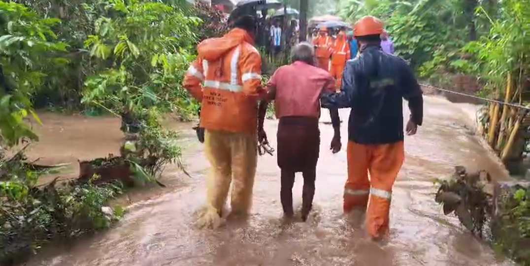 മഴക്കെടുതിയിൽ വിറച്ച് കേരളം: 8 മരണം, 8 പേരെ കാണാനില്ല; നാശനഷ്ടം രൂക്ഷം, ദുരന്തനിവാരണ അതോറിറ്റിയുടെ റിപ്പോർട്ട് പുറത്ത്; ക്യാമ്പുകളിൽ അടിസ്ഥാന സൗകര്യങ്ങളില്ലെന്ന് പരാതി