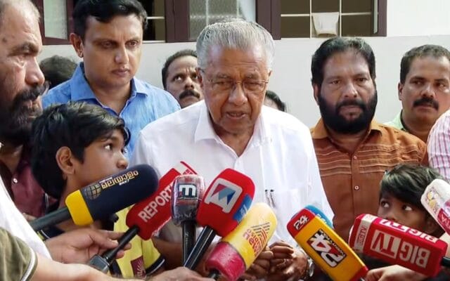 രക്ഷാപ്രവർത്തനത്തിനിടെ മരിച്ച രാജേഷിന്റെ കുടുംബത്തെ സന്ദർശിച്ച് പിണറായി വിജയൻ