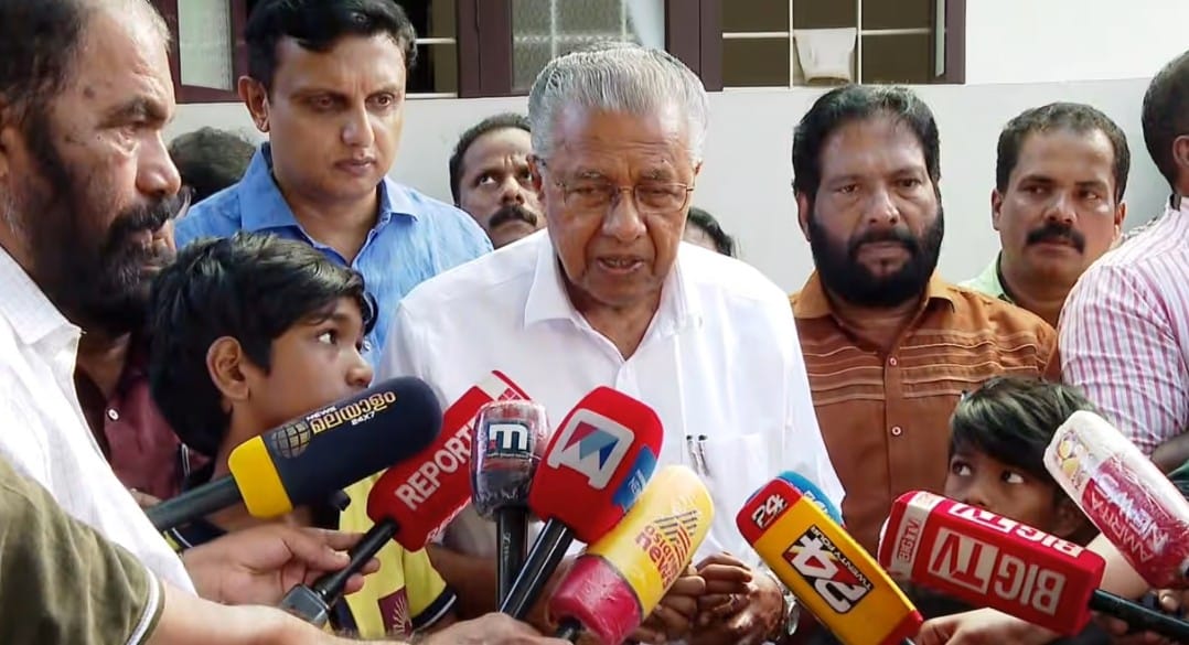 രക്ഷാപ്രവർത്തനത്തിനിടെ മരിച്ച രാജേഷിന്റെ കുടുംബത്തെ സന്ദർശിച്ച് പിണറായി വിജയൻ
