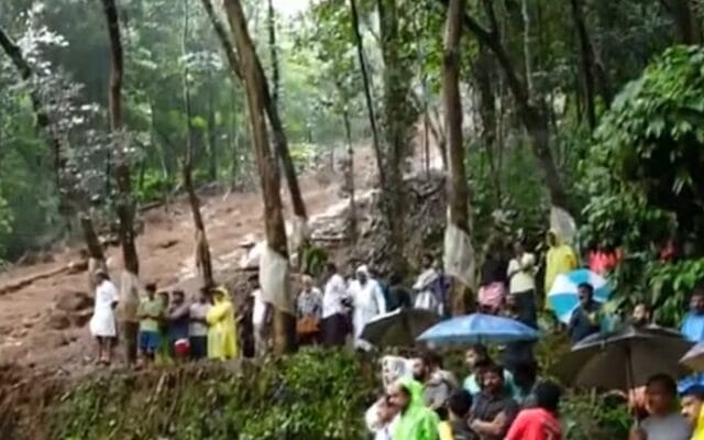 മധ്യകേരളത്തിൽ മഴക്കെടുതി രൂക്ഷം: ഉരുൾപൊട്ടലിൽ രണ്ട് മരണം, പരക്കെ നാശനഷ്ടം