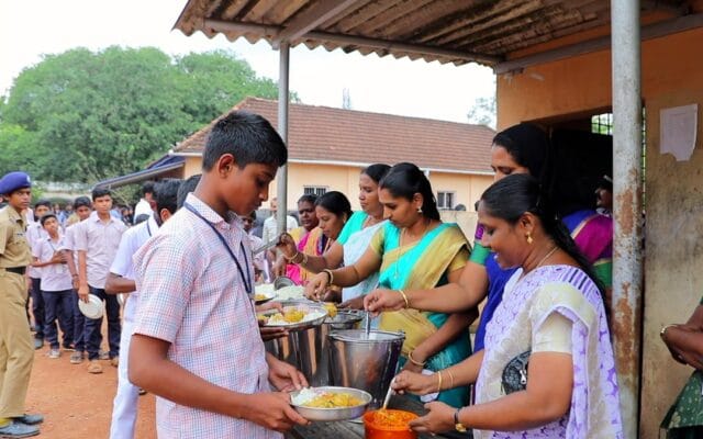 സ്കൂൾ ഉച്ചഭക്ഷണ പദ്ധതി പ്ലസ് ടു വരെയ വ്യാപിപ്പിക്കും : ഓണം സ്പെഷ്യൽ അരി വിതരണം ഉദ്ഘാടനം ചെയ്തു