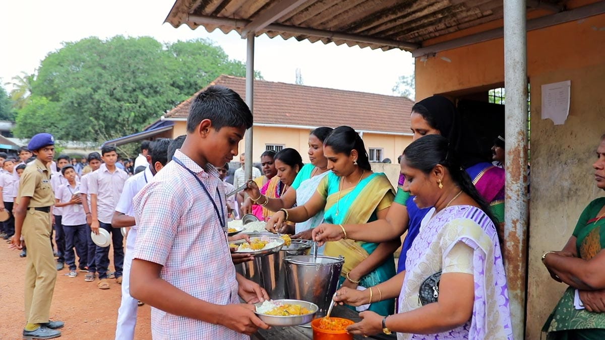 സ്കൂൾ ഉച്ചഭക്ഷണ പദ്ധതി പ്ലസ് ടു വരെയ വ്യാപിപ്പിക്കും : ഓണം സ്പെഷ്യൽ അരി വിതരണം ഉദ്ഘാടനം ചെയ്തു