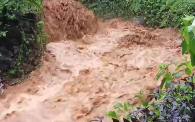 കണ്ണൂർ മലയോരത്ത് കനത്ത മഴ നാശം വിതയ്ക്കുന്നു: പാൽച്ചുരത്തിൽ റോഡ് തകർന്നു, വയത്തൂർ ഉൾപ്പെടെ 3 പാലങ്ങൾ വെള്ളത്തിനടിയിൽ