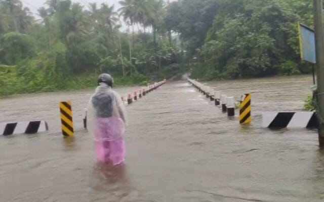കണ്ണൂർ മലയോര മേഖലയിൽ അതിതീവ്രമഴ: വയത്തൂർ പാലം വെള്ളത്തിനടിയിൽ, കോളിത്തട്ടിൽ ഉരുൾപൊട്ടിയതായി സംശയം