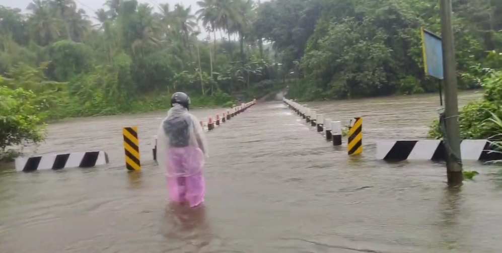 കണ്ണൂർ മലയോര മേഖലയിൽ അതിതീവ്രമഴ: വയത്തൂർ പാലം വെള്ളത്തിനടിയിൽ, കോളിത്തട്ടിൽ ഉരുൾപൊട്ടിയതായി സംശയം