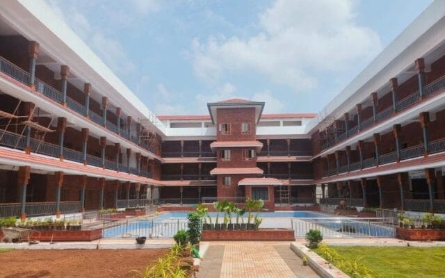 300 കോടിയുടെ അന്താരാഷ്ട്ര ആയുർവേദ ഗവേഷണകേന്ദ്രം കാടുകയറുന്നു; കാവലിന് തെരുവുനായ്ക്കൾ!