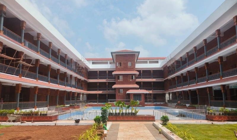 300 കോടിയുടെ അന്താരാഷ്ട്ര ആയുർവേദ ഗവേഷണകേന്ദ്രം കാടുകയറുന്നു; കാവലിന് തെരുവുനായ്ക്കൾ!