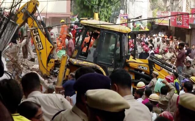 ദില്ലിയിലെ കെട്ടിട അപകടം: മരണസംഖ്യ ആറായി; കെട്ടിട ഉടമക്കെതിരെ കേസ്