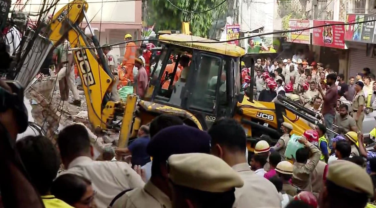 ദില്ലിയിലെ കെട്ടിട അപകടം: മരണസംഖ്യ ആറായി; കെട്ടിട ഉടമക്കെതിരെ കേസ്