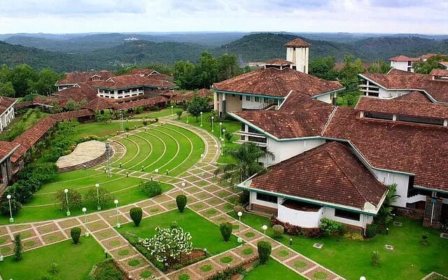 ക്ലാസിലിരുന്ന് പഠിക്കാൻ മന്ത്രിസഭ; കോഴിക്കോട് ഐ.ഐ.എമ്മിൽ ‘റീഇമാജിനിങ് കേരളം’ ശില്പശാലയ്ക്ക് തുടക്കം