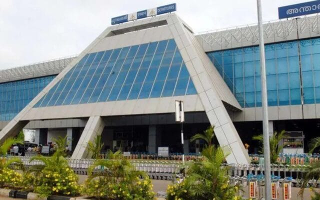 കരിപ്പൂരിൽ വൻ സ്വർണവേട്ട: കുഞ്ഞിന്റെ ഡയപ്പറിൽ ഒളിപ്പിച്ച് കടത്താൻ ശ്രമിച്ചവർ കസ്റ്റഡിയിൽ