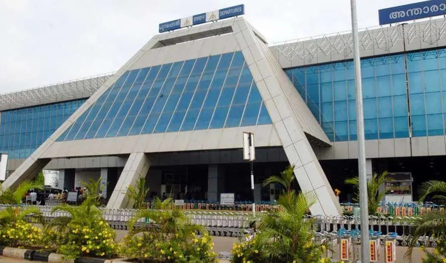 കരിപ്പൂരിൽ വൻ സ്വർണവേട്ട: കുഞ്ഞിന്റെ ഡയപ്പറിൽ ഒളിപ്പിച്ച് കടത്താൻ ശ്രമിച്ചവർ കസ്റ്റഡിയിൽ