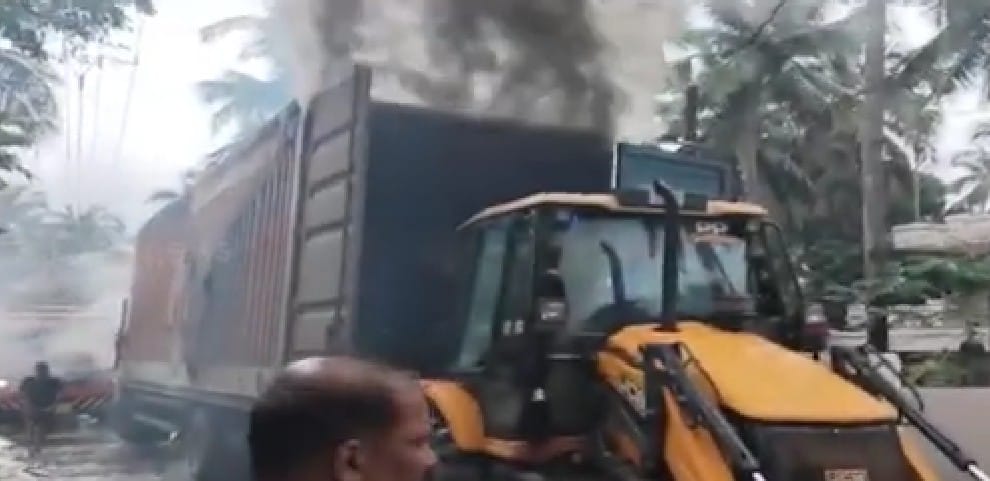 കാസർകോട് മൗവ്വലിൽ വൈദ്യുതി ലൈനിൽ തട്ടി ട്രക്കിന് തീപിടിച്ചു: ഒഴിവായത് വൻ അപകടം