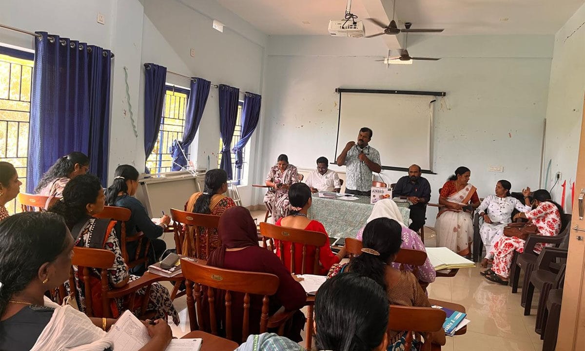 കുടുംബശ്രീയുടെ കരുതൽ… വള്ളിത്തോട് കുടുംബാരോഗ്യ കേന്ദ്രത്തിന് സാന്ത്വന പരിചരണ ഉപകരണങ്ങൾ നൽകി പായം കുടുംബശ്രീ