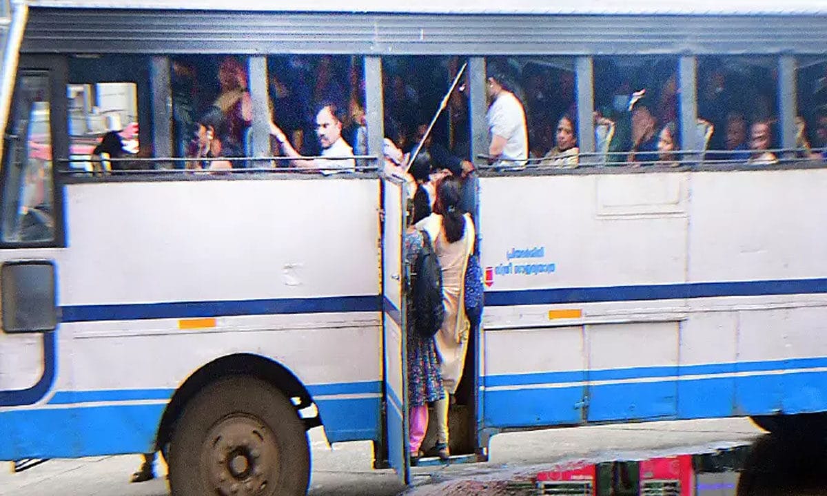 ‘പെൺകുട്ടിയാണെന്ന് കണ്ടാൽ തോന്നില്ല’: ‘പ്രിയദർശിനി’ ബസിൽ വിദ്യാർത്ഥിനിയോട് അപമര്യാദയായി പെരുമാറി, കണ്ടക്ടർക്ക് സസ്പെൻഷൻ