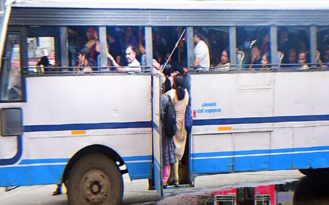 ‘പെൺകുട്ടിയാണെന്ന് കണ്ടാൽ തോന്നില്ല’: ‘പ്രിയദർശിനി’ ബസിൽ വിദ്യാർത്ഥിനിയോട് അപമര്യാദയായി പെരുമാറി, കണ്ടക്ടർക്ക് സസ്പെൻഷൻ
